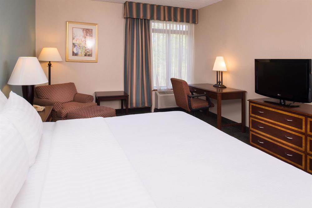 Ramada Plaza Rochester Airport Extérieur photo