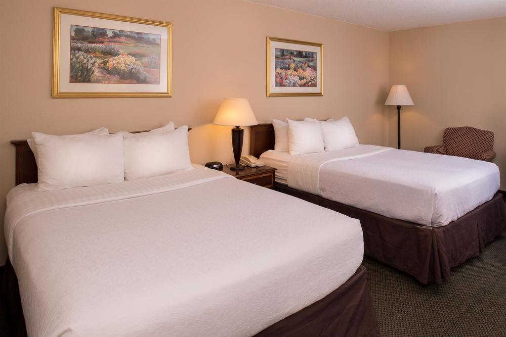Ramada Plaza Rochester Airport Extérieur photo
