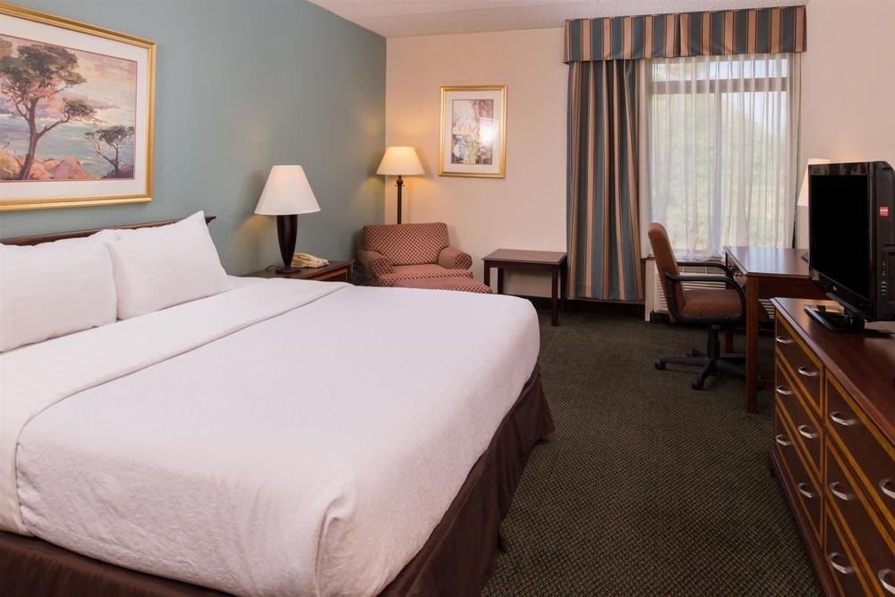 Ramada Plaza Rochester Airport Extérieur photo