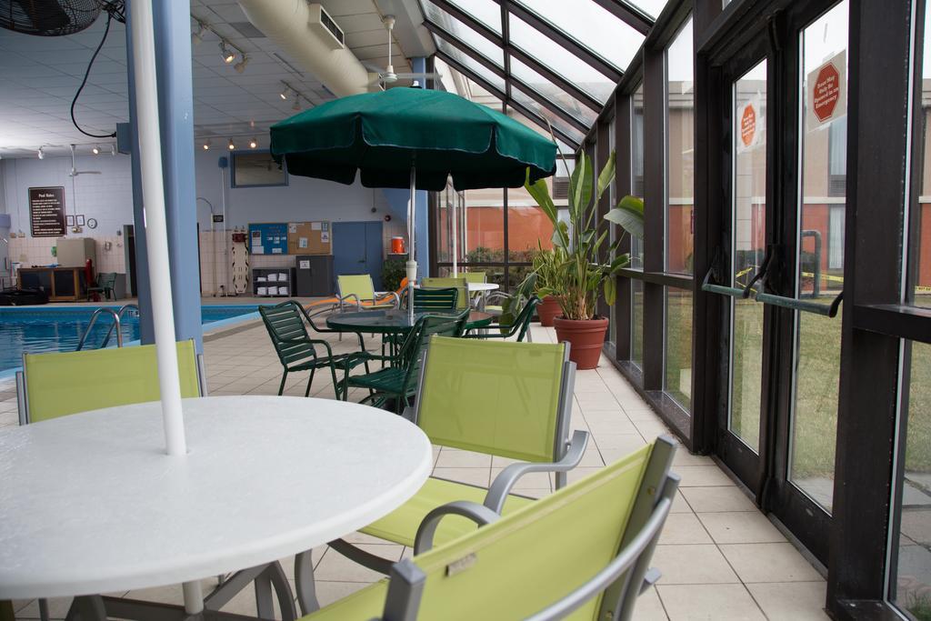 Ramada Plaza Rochester Airport Extérieur photo